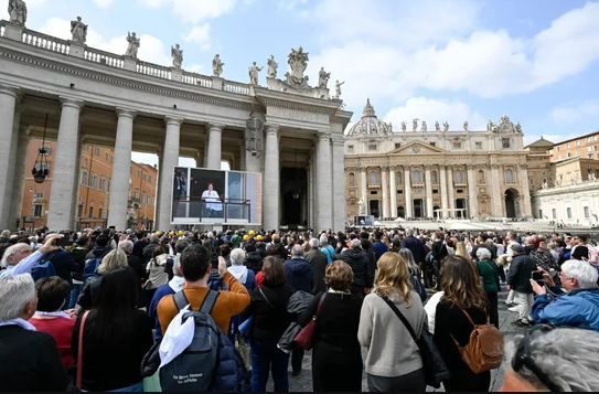 El papa Francisco continúa con su tratamiento médico tras haber sido dado de alta.