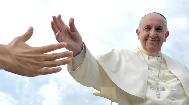 Papa Francisco salundando