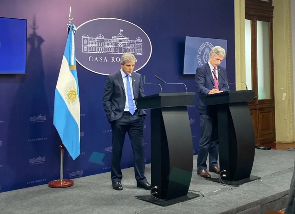 El Gobierno anunció que el lunes se levanta el cepo cambiario con un dólar de hasta $1.400