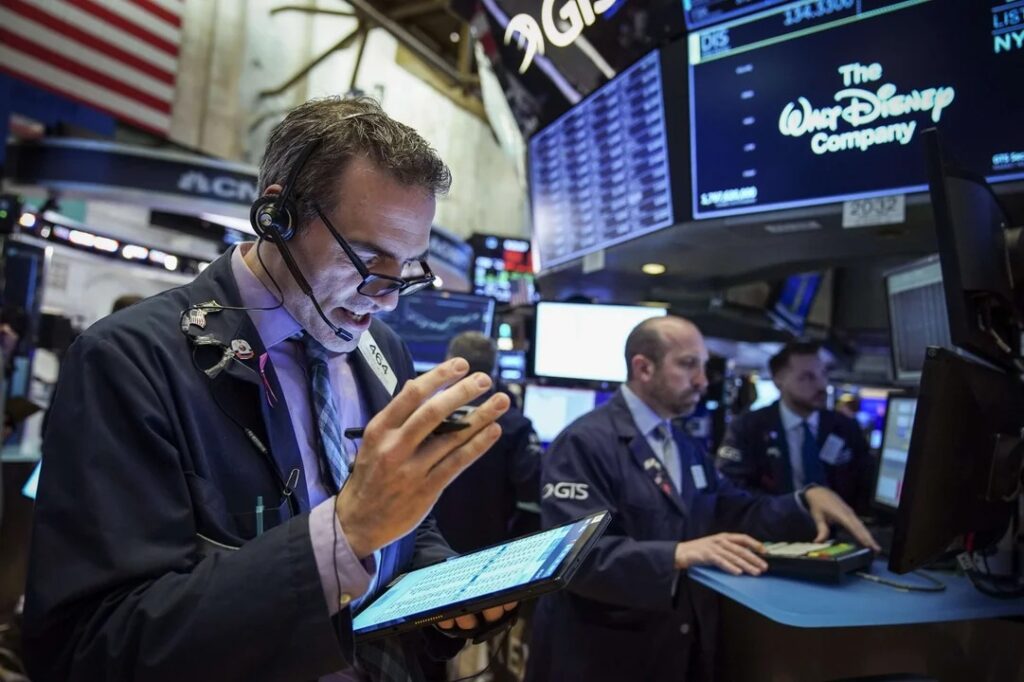 Las acciones comienzan otra semana cotizando a la baja pero los bonos operaron al alza